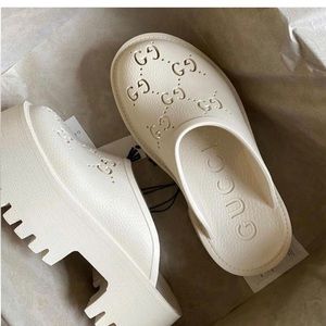 Like Gucci flat form clogs